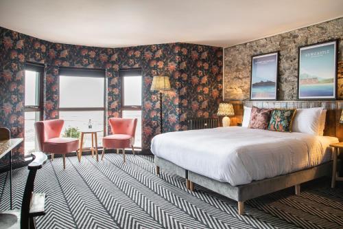 Avoca Hotel في نيوكاسل: غرفة نوم بسرير وورق جدران