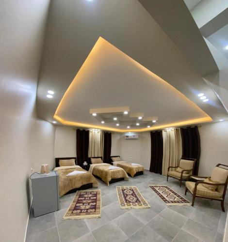 - une chambre avec 2 lits et une grande lucarne dans l'établissement Petra Olive House, à Wadi Musa