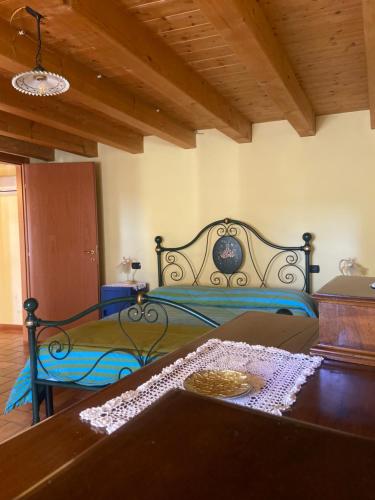une chambre avec un lit et une table dans une pièce dans l'établissement RELAIS ANTICA CORTE AL MOLINO - Adults Only, à Negrar