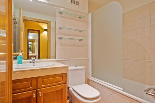 uma casa de banho com um WC, um lavatório e um chuveiro em Luderna - Apartamento D1 del Seig de Canillo - ANDORRA em Canillo