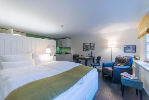 a hotel room with a bed and a desk and chair at Gästehaus am Marktbrunnen in Bretten