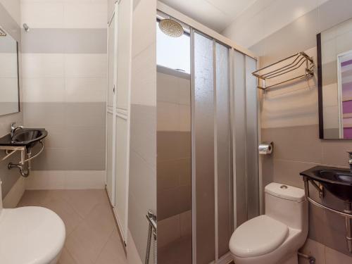 ein Bad mit einem WC, einem Waschbecken und einer Dusche in der Unterkunft Sunshine Inn in Malakka