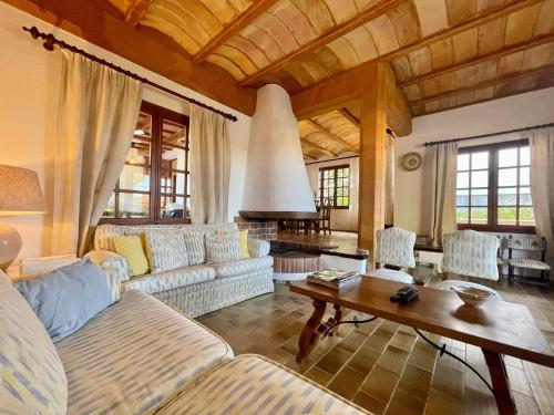 een woonkamer met witte banken en een tafel bij BEACH HOUSE IDEAL FOR CHILDREN in Cielo de Bonaire 