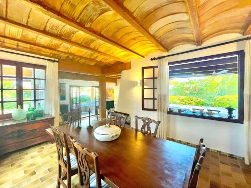 een eetkamer met een houten tafel en stoelen bij BEACH HOUSE IDEAL FOR CHILDREN in Cielo de Bonaire 