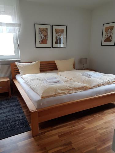 トリーアにあるVilla Feyen in Trierの木製フレームのベッドルームの大型ベッド1台