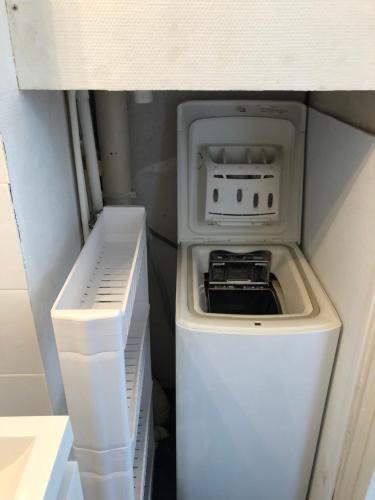 - une petite cuisine équipée d'un petit réfrigérateur et d'une cuisinière dans l'établissement L oceanide, à Benerville-sur-Mer