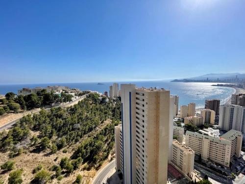 una vista aérea de la ciudad y el océano en Lujoso Apartamento con vistas al mar en Mirador del Mediterráneo by Gestaltur, en Benidorm