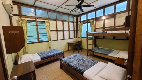西必洛的住宿－西必洛住宿加早餐旅館，客房设有两张双层床和吊扇。
