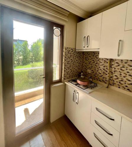 Kuchyň nebo kuchyňský kout v ubytování Halic Apart Hotel