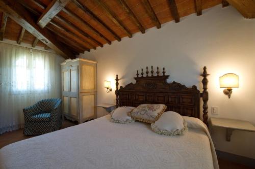 a bedroom with a large bed with two pillows on it at Appartamenti Agriturismo La Canonica in Certaldo