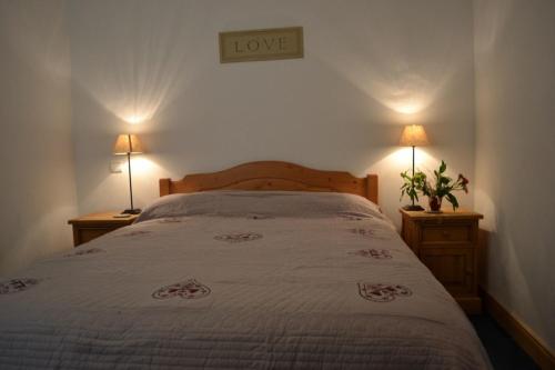 モンタルベールにあるLes Granges 22のベッドルーム1室(ベッド1台、ランプ2つ、テーブル2台付)