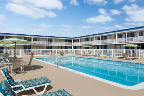 Bazén v ubytování Days Inn by Wyndham Waynesboro nebo v jeho okolí