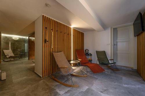 um quarto com cadeiras, uma mesa e uma televisão em Hotel Zelená Marina em Vrchlabí