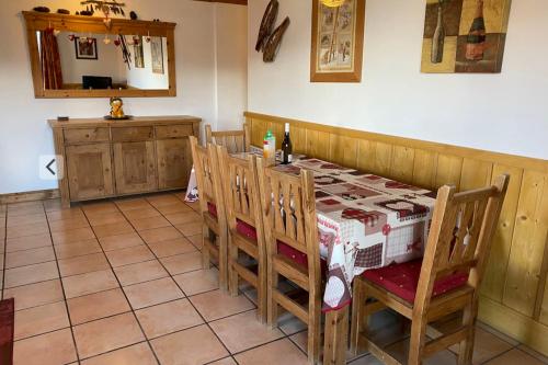 comedor con mesa, sillas y barra en Les Granges 15, en Montalbert
