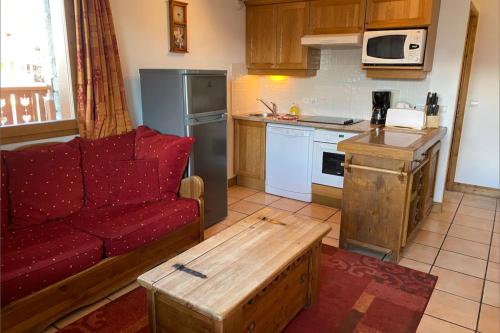 モンタルベールにあるLes Granges 15のリビングルーム(赤いソファ付)、キッチン