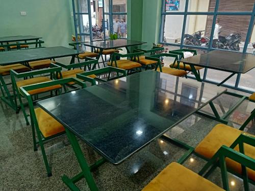 een rij tafels en stoelen in een kamer bij Hotel Sunrise Palace in Udaipur