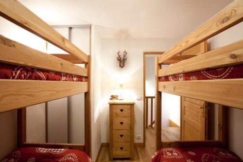 モンタルベールにあるLes Granges 14 for 10 peopleの小さな部屋の二段ベッド2台 ベッドルーム1室を利用します。