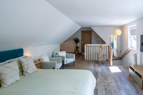 een slaapkamer met een bed en een woonkamer bij Glenview Luss in Luss