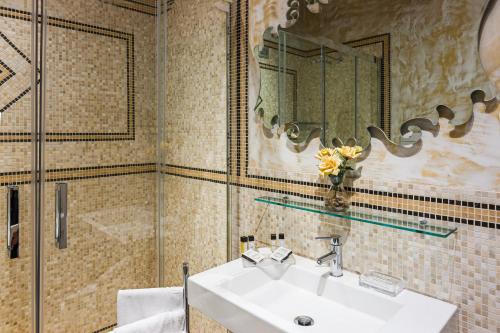 a bathroom with a sink and a mirror at Antica Residenza Dell'Angelo in Lucca