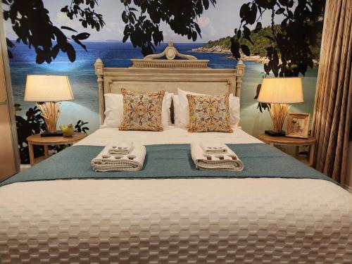 מיטה או מיטות בחדר ב-Lavender Manor BnB