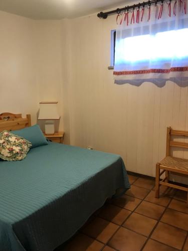 - une chambre avec un lit, une fenêtre et une chaise dans l'établissement Big apartment Ovindoli, à Ovindoli