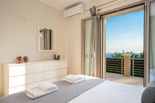 Postel nebo postele na pokoji v ubytování Lourdas Bay View