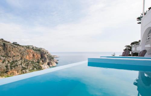 una piscina con vistas al océano en Vento Isolano suites, en Karpathos