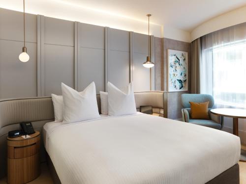 En eller flere senge i et værelse på The Porter House Hotel Sydney - MGallery