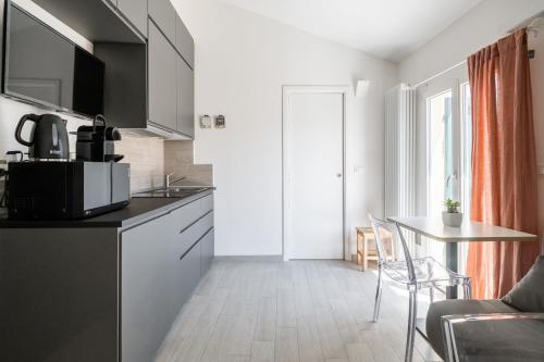 a small kitchen with a table and a tableablish at Appartamento vicino all'Orto Botanico by Wonderful Italy in Bologna