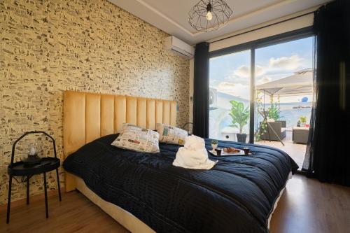 a bedroom with a large bed with a large window at Le Vintage Dead Sea avec Piscine & Rooftop in Casablanca