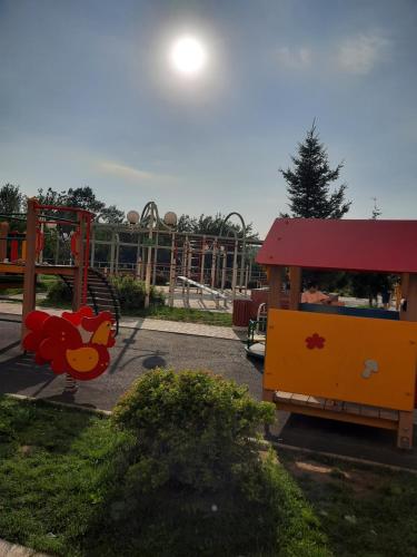 un parque infantil con tren y estructura de juegos en Просторная квартира в жк Науаи около ТРЦ МЕГА, en Almaty
