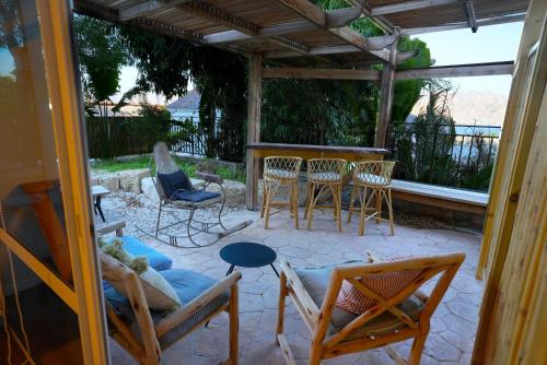 Ein Balkon oder eine Terrasse in der Unterkunft RAKEFET - Traveler's House - EILAT