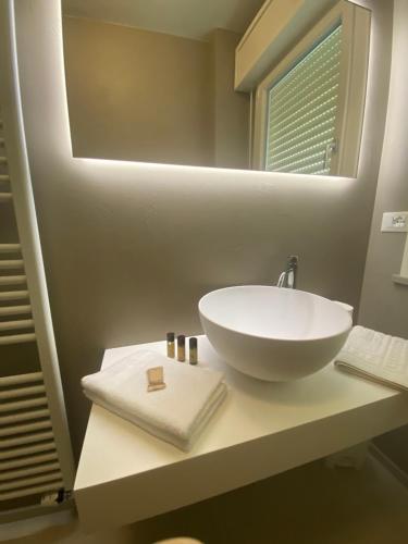 een badkamer met een wastafel en een spiegel bij Cà del Faro in Fano