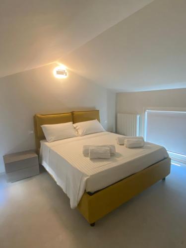 een slaapkamer met een bed met twee handdoeken erop bij Cà del Faro in Fano