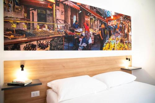 Habitación con cama y pintura en la pared en Ballaro' Hotel - Budget Room, en Palermo