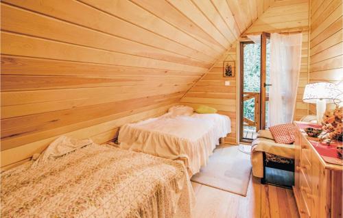 Habitación con 2 camas en una habitación de madera en 2 Bedroom Lovely Home In Gietrzwald, en Olsztyn - Siła