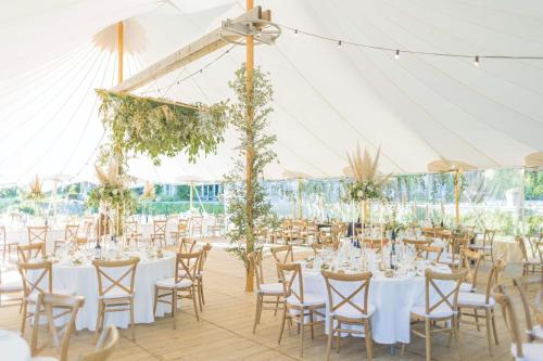 una tienda de boda con mesas y sillas en Manoir d'Hautegente, en Coly