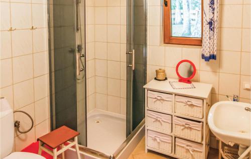 y baño con ducha y lavamanos. en 2 Bedroom Lovely Home In Gietrzwald, en Olsztyn - Siła