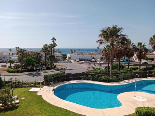 een afbeelding van een zwembad in een resort bij Casa del Sol, la Paloma beach apartment with pool in Manilva