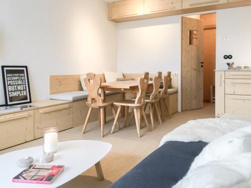 un salon avec une table et des chaises dans l'établissement Appartement Courchevel 3 Pièces, 6 Pers, Skis aux Pieds - FR-1-575-16, à Courchevel