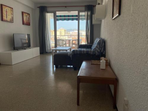 salon z kanapą i telewizorem w obiekcie Apartamento Fuengirola beach w mieście Fuengirola