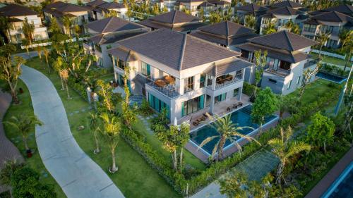 Best Western Premier Sonasea Villas Phu Quoc في فو كووك: اطلالة جوية على منزل مع مسبح