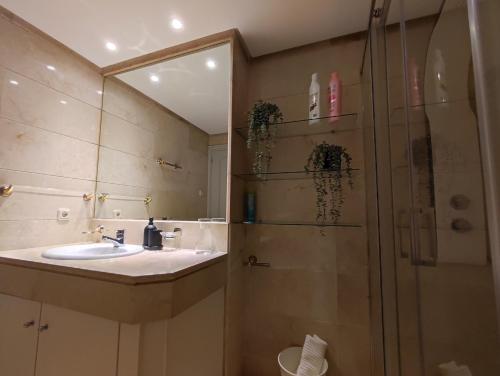 Ванная комната в HomelyStay - Marbella, Marina Banus