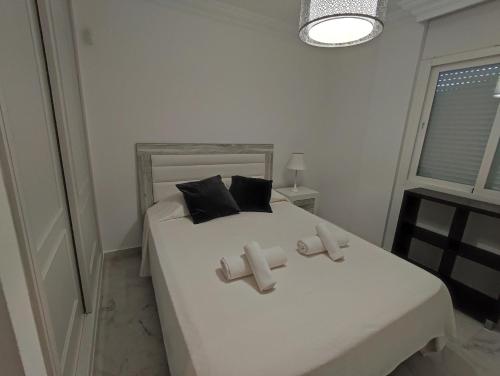 Кровать или кровати в номере HomelyStay - Marbella, Marina Banus