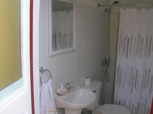 y baño con lavabo, aseo y ducha. en Iquique Beachfront, en Iquique