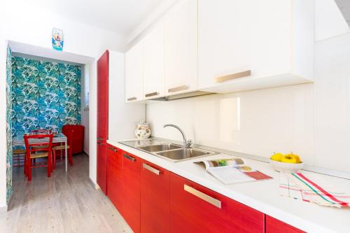 Kuchyňa alebo kuchynka v ubytovaní Sansevero Family Apartment by Wonderful Italy