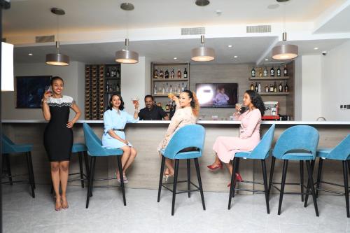 un grupo de mujeres sentadas en un bar en TH BonRoyal Hotel, en Addis Ababa