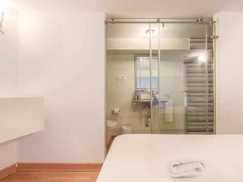 uma casa de banho com uma cama e uma cabina de duche em vidro em La muralla de Sevilla em Sevilha