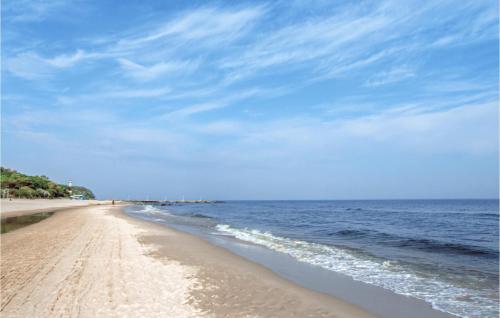 ein Sandstrand mit Blick auf das Meer an einem sonnigen Tag in der Unterkunft Cozy Apartment In Rowy With Kitchen in Rowy