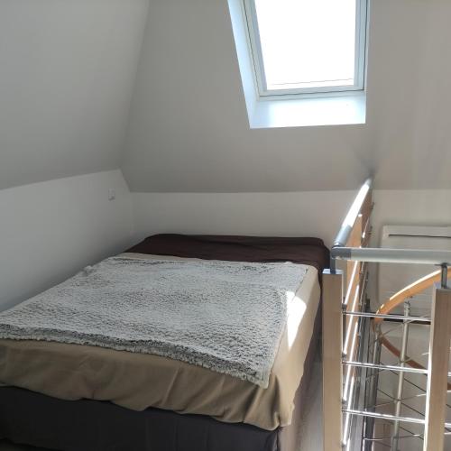 Ένα ή περισσότερα κρεβάτια σε δωμάτιο στο Le petit gîte d'Angélique